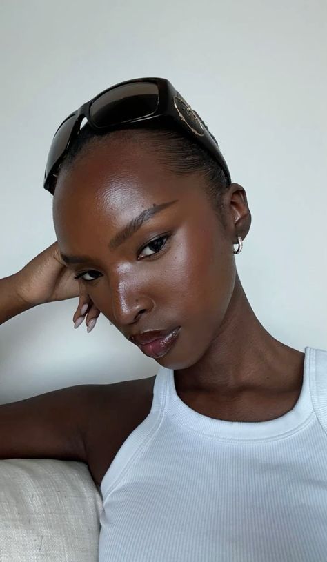 Bronzed Dewy Makeup, No Makeup Look Black Women, No Makeup Makeup Look Natural, Model Makeup Natural, Minimalist Makeup Routine, Subtle Eye Makeup, Minimal Makeup Look, Natural Everyday Makeup, A Daily Routine