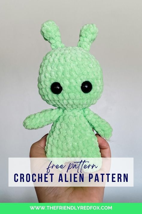 Crochet Alien Pattern Toys Quotes, Crochet Alien, Chunky Yarn Crochet, Crochet Dragon Pattern, Easy Crochet Animals, Quick Crochet Patterns, Pola Amigurumi, Crochet Gratis, Crochet Dragon