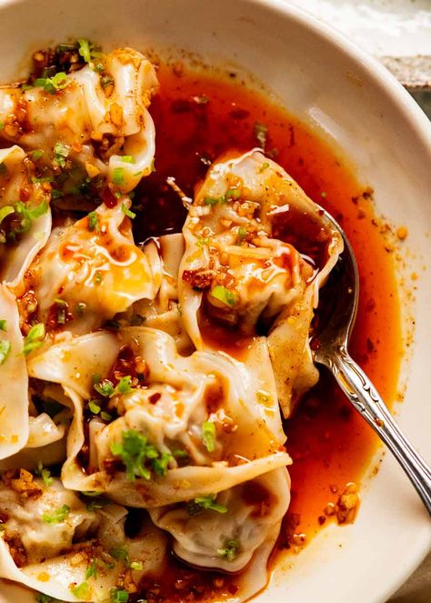 Close up of Spicy Wontons in Chilli Sauce - Din Tai Fung Chilli Oil Wonton, Din Tai Fung Spicy Wonton Recipe, Din Tai Fung Spicy Noodles Recipe, Spicy Wontons, Baso Aci, Din Tai Fung, Wonton Recipes, Arroz Frito, Recipetin Eats