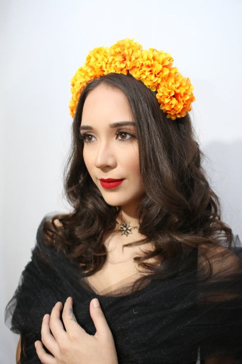 Mexican Headpiece, Mexican Flower Crown, Spanish Costume, Flower Garland Diy, Diy Hats, Latino Culture, Dead Makeup, Hand Fans For Wedding, Princess Tattoo