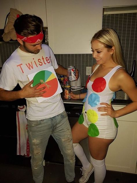 30 Cute And Unique Couples Halloween Costumes Ideas For 2024 - RecipeMagik Carnival Couple Costume, Unique Couple Halloween Costumes College, 2000s Couples Costumes, Outfit Halloween Couple, Halloween Costumes Couples Funny, Partner Costume, Costume Duos, All Black Halloween Costume, Partner Costumes