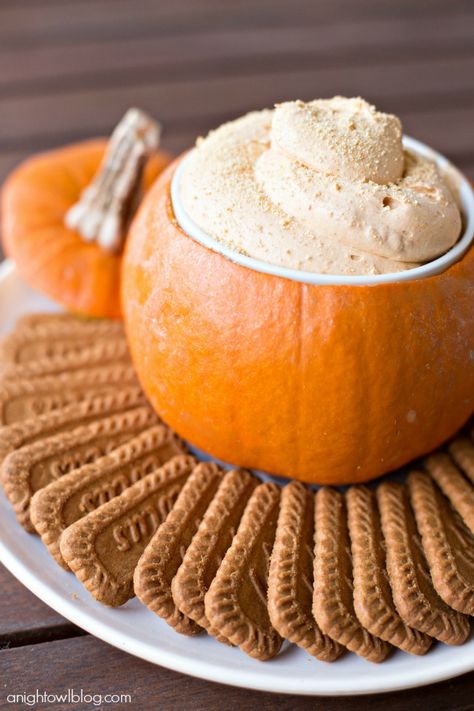 Pumpkin Pie Cheesecake Dip Pumpkin Pie Cheesecake Dip, Fall Recipes Appetizers, Fall Appetizers Easy, Desserts Thanksgiving, Halloween Appetizers Easy, Dessert Halloween, Halloween Party Appetizers, Pumpkin Pie Cheesecake, Fall Appetizers