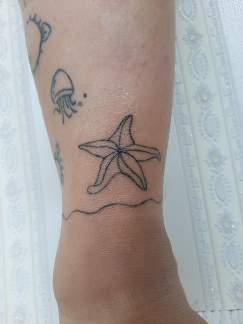 #seastartattoo #startattoo #seastar #underwaterworld #tinytattoo #tinyseastar #tattooart #tattooillustration #tattoobeginner #cheyennetattooequipment #kwadroncartridges #eternalink #femaletattooartist Sea Star Tattoo, Seastar Tattoo, Seastar Illustration, Star Tats, Tattoo Equipment, Star Tattoo, Female Tattoo Artists, Tattoo Illustration, Sea Star