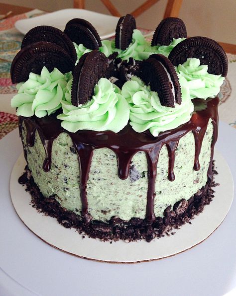 Homemade Mint Oreo Cake Mint Ice Cream Cake Recipe, Mint Oreo Cake, Mint Ice Cream Cake, Chocolate Chip Ice Cream Cake, Mint Chocolate Chip Ice Cream Cake, Candies Recipes, Andes Candies, Oreo Cookie Cake, Oreo Ice Cream Cake