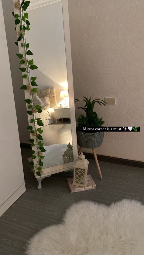 Mirror Ideas For Small Bedroom, Cute Body Mirrors, Ideas Espejos Habitacion, Mirror Corner Decor, Room Mirror Ideas, Mirror Bedroom Decor, Stylish Room Decor, Mirror Decor Living Room, Colorful Room Decor