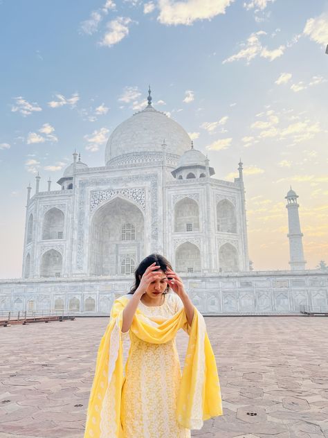 Taj Mahal Photo Inspo Taj Mahal Aesthetic Girl, Poses With Taj Mahal, Taj Mahal Dress Idea, Taj Mahal Poses For Women, Taj Mahal Aesthetic Outfit, Taj Mahal Snap, Agra Outfit Ideas, Mandir Outfit Women, Tajmahal Photoshoot Dress