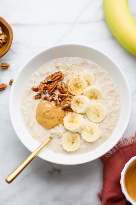 White bowl of banana bread overnight oats Oat Ideas, Oats With Banana, Banana Bread Overnight Oats, Banana Porridge, Banana Bowl, Breakfast Like A King, Cauliflower Potato Soup, Quaker Oatmeal, Oat Bowls