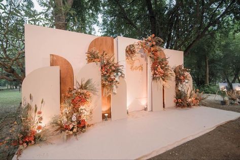 Pelamin Rustic, Wedding Setup, Wedding Stage Backdrop, Rustic Wedding Backdrops, Reception Backdrop, Bohemian Decoration, Wedding Background Decoration, Wedding Stage Design, Wedding Backdrop Design