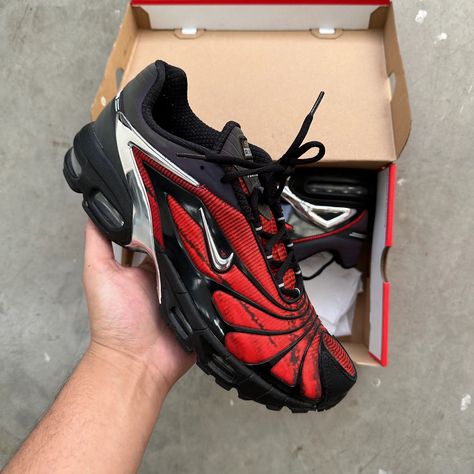 Skepta Air Max Tailwind, Skepta Tailwind, Nike Skepta, Nike Stuff, Shoe Goals, Lux Life, Streetwear Men Outfits, Red Shoes, Bob Marley