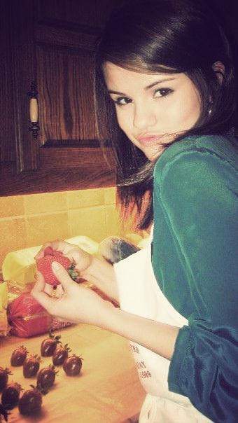 Strawbebby Selma Gomez, Team Selena, Selena Gomez 2014, Selena Gomez Tumblr, Eileen Kelly, Selena And Taylor, 2000s Girl, Girl Drama, Selena Gomez Cute