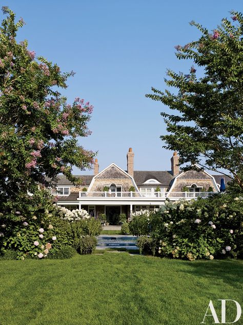 This Hamptons Getaway Is Designed for Outdoor Living - Architectural Digest Summer Life Aesthetic, Hamptons Trip, Hamptons Estate, Hamptons Mansion, The Hamptons Houses, East Hampton Houses, Hamptons Vacation, Hampton Homes, Hampton Estates