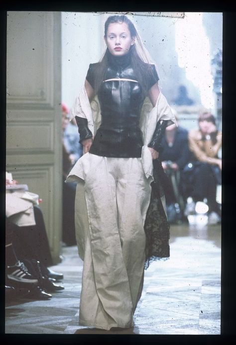 In 1998, Olivier Theyskens Reinvented the Fashion Goth Fashion Study, Olivier Theyskens, Archive Fashion, Textiles Fashion, Mode Inspiration, Goth Fashion, Punk Fashion, Italian Fashion, Paris Fashion