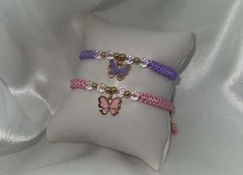 (1pc)* A simple adjustable gold butterfly bracelet. - 1 Bracelet  - Avoid getting wet. - Alloy pendant size: (10.5x13x2mm)* - Available in two colors (pink and purple) - Each bracelet is adjustable up to 19.7 cm* - Message me if you have any questions! A Lot Of Bracelets, Bracelet Bags, Purple Bracelets, Bracelet Butterfly, Bff Jewelry, Pretty Jewelry Necklaces, Diy Jewelry Unique, Purple Bracelet, Easy Diy Jewelry