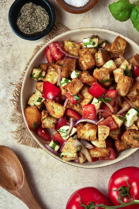 Bread Salad Recipe, Italian Bread Salad, Easy Bbq Side Dishes, Panzanella Salad Recipe, Salad Italian, Bbq Side Dish, Basil Bread, Tomatoes Mozzarella, Bbq Side Dishes