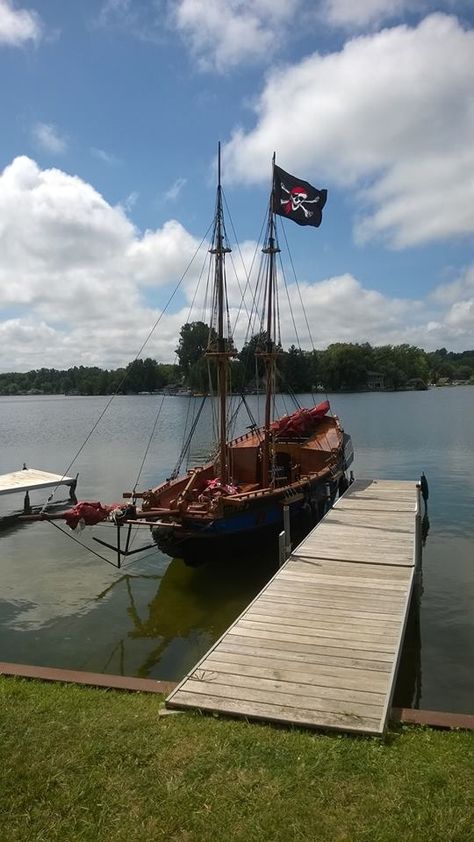 Toy Boats, Pirate Ships, Pirate Art, Old Technology, Sailing Vessel, Ship Drawing, Cool Boats, Pirate Life, Wooden Ship