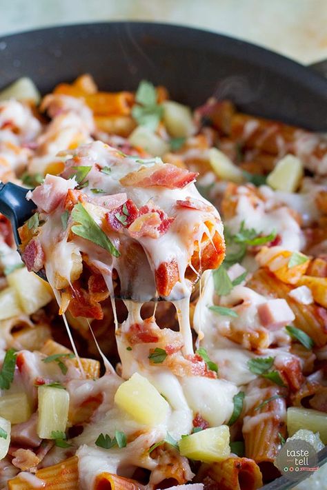 Inspired by our favorite Hawaiian Pizza, this one pan pasta is short on dishes but high on flavor! Pan Pasta Recipes, One Pan Pasta Recipes, Hawaiian Pasta, Ham And Pineapple, Pasta Casseroles, Pan Pasta, Taste And Tell, One Pan Pasta, Leftover Ham Recipes