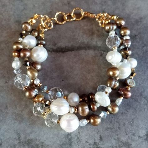 #bracelets #bead #beadedbracelets #DIY #handmade #jewelry #gemstones Pearl Necklace Diy Handmade Jewelry, Pearl Bracelet Ideas, Chip Bead Jewelry, Diy Pearl Necklace, Pearl Bangle Bracelet, Bracelets Bead, Healing Gemstone Bracelets, Bracelet Inspo, Pearl Bangle