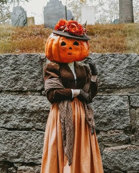 Star Out Of Paper, Rachel Maksy, Pumpkin People, Halloween Decor Diy, Vintage Halloween Costume, Diy Halloween Decor, Halloween Tattoo, Halloween Garden, Pumpkin Costume