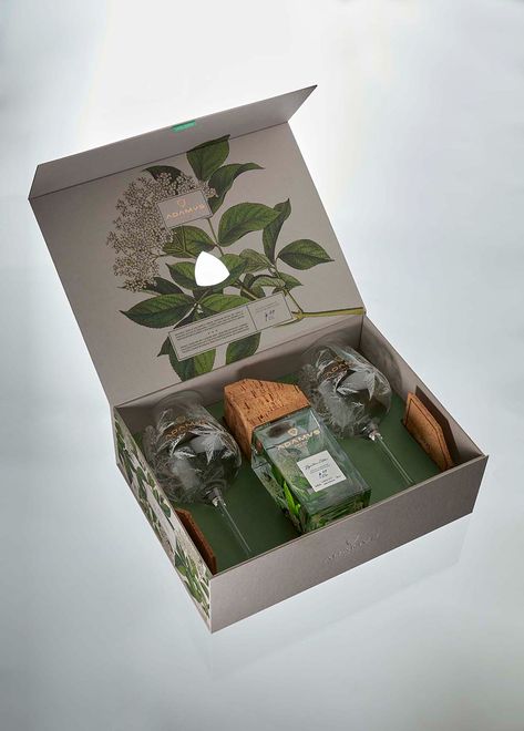 (22) Adamus Signature Edition 2021 – Packaging Of The World Cartonnage, Eco Packaging Design, Eid Hampers, Gift Set Packaging, Gin Brands, Honey Packaging, Creative Gift Wraps, Eco Packaging, Perfume Packaging