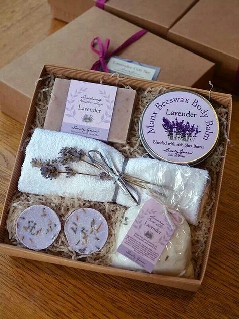 Săpunuri Handmade, Wine Gift Baskets, Spa Gift Box, Gift Box Design, Cadeau Diy, Diy Gift Box, Diy Soap, Spa Gifts, Gift Hampers