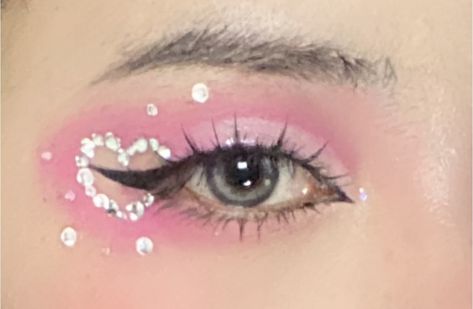 Valentine's Day Eyeliner, Valentines Makeup Aesthetic, Valentines Douyin Makeup, Douyin Valentine Makeup, Valentines Day Make Up Looks Eye Makeup, Valentine Eyeliner, Pink Star Makeup, Valentines Makeup Ideas Creative, My Melody Makeup Look