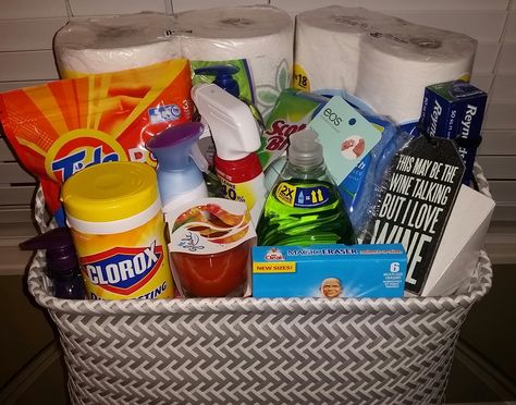 Move In Basket Gift Ideas, Home Essentials Gift Basket, Diy Housewarming Gift Basket, New House Gift Basket For Men, Good House Warming Gifts, New Apartment Gift Basket For Men, Small Housewarming Gift Basket, Housewarming Gift Ideas Baskets, Home Warming Gifts Basket