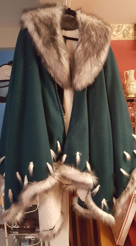 Elf Winter Outfit, Fur Cloak Drawing, Fur Coat Fantasy Art, Fur Fantasy Outfit, Animal Pelt Clothing, Fur Lined Cape, Fur Coat Medieval, Fantasy Fur Cloak, Fur Cloak Fantasy Art