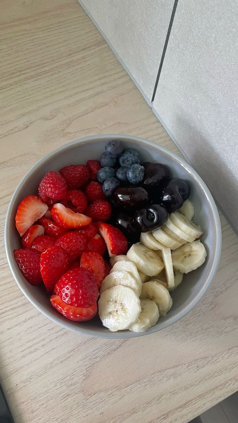 Fruit Bowl Dessert, Healthy Eating Fruit, Core Life Eatery Bowls, Cottage Cheese Fruit Bowl, Best Fruit Combinations, Healthy Fruit Bowl, Fruit Bowl Aesthetic, Fruit Meals, Small Fruit Bowl