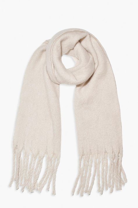 Scarf Aesthetic, Soup Ideas, Cute Scarfs, Autumn Fits, Chunky Scarves, White Scarves, Neue Outfits, Stockholm Fashion, Fringe Scarf