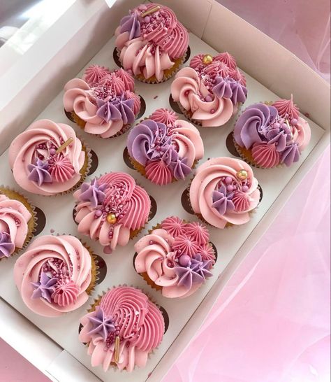 Pink Cupcakes Aesthetic, Beautiful Cupcakes Birthday, Pink Aesthetic Cupcakes, Cupcake Aesthetic Pink, Elegant Cupcake Designs Pink, Pastel Pink And Purple Cupcakes, Cupcake Icing Designs, Valentines Cakes And Cupcakes, Bakery Style Cake