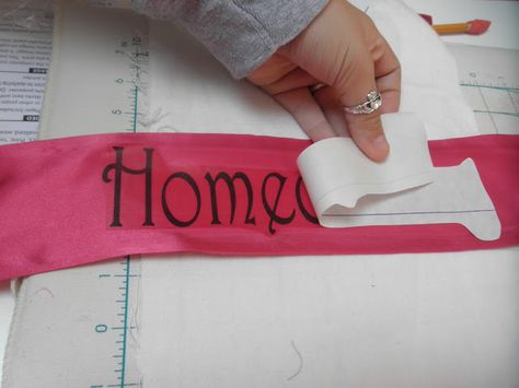 Sew Divertimento: Homecoming Court Sashes ~ Tutorial Cheer Sash, Senior Sash, Pageant Sashes, Homecoming Court, Diy Prom, Cheerleading Shirts, Custom Sash, I Am Lucky, Homecoming Queen