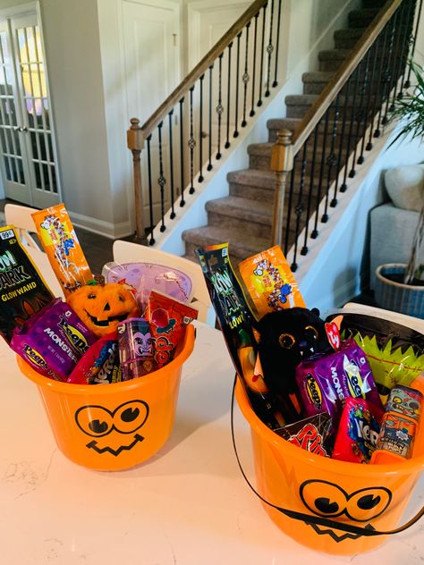 Halloween Trick Or Treat Buckets, Halloween Buckets For Kids, Halloween Buckets Ideas, Halloween Class Treats, Outdoor Decor Halloween, Boo Bucket, Halloween Home Decorations, Halloween Decor Outdoor, Halloween Candy Bucket