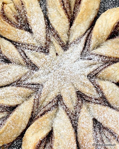 Star Bread With Puff Pastry, Cinnamon Star Bread With Puff Pastry, Puff Pastry Dessert Cinnamon, Puff Pastry Cinnamon Star, Puff Pastry Star Wreath, Cinnamon Roll Star, Puff Pastry Snowflake Cinnamon, Cinnamon Roll Snowflake Easy, Cinnamon Roll Pull Apart Snowflake With Puff Pastry