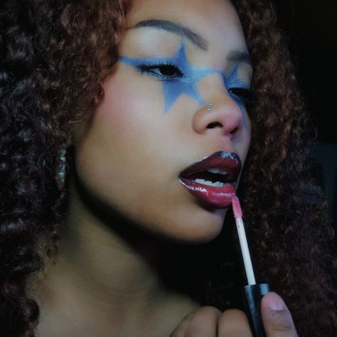 Makeup nice  star Person Applying Lipstick Reference, Holding Lipstick Reference, Lip Designs Art, Face Studies, Igcse Art, Apply Lip Gloss, Nice Makeup, People References, Hand Makeup