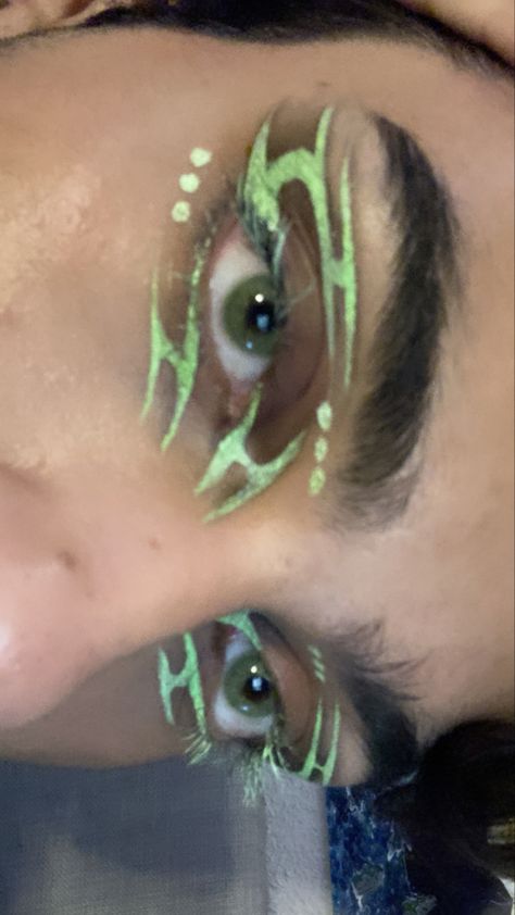 neon green graphic eyeliner on top of black eyeshadow Green Alt Makeup, Neon Green Eyeliner, Green Graphic Eyeliner, Neon Graphic Liner, Sneaking Out, Neon Makeup Ideas, Neon Green Makeup, Green Graphic Liner, Brat Outfits