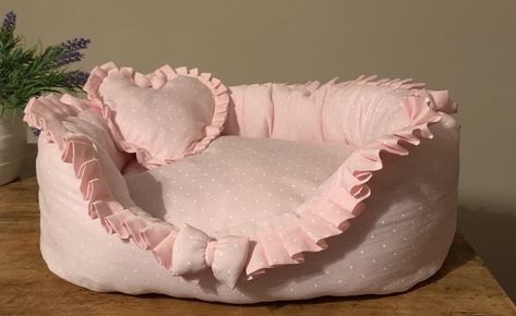 Cute Cat Items, Puppy Gear, Cute Dog Bed, Cute Dog Bowls, Pink Dog Beds, Big Dog Beds, Diy Cat Bed, Cute Dog Beds, Dog Mommy