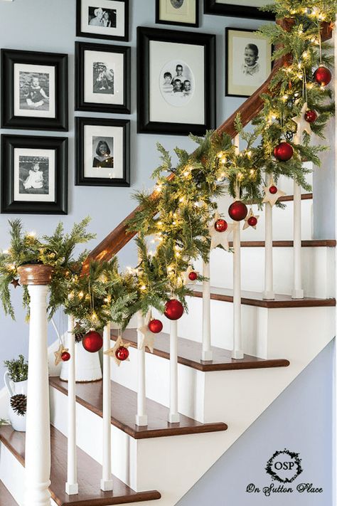 Christmas Banister, Christmas Staircase Decor, Christmas Stairs Decorations, Christmas Stairs, Christmas Staircase, Diy Christmas Lights, Diy Christmas Garland, Christmas Creative, Easy Christmas Decorations