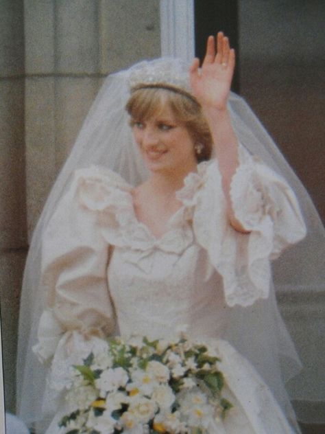 Princess Diana Wedding Dress, Charles And Diana Wedding, Diana Princesa, Diana Wedding Dress, Mekka Islam, Princess Diana Wedding, Prince Charles And Diana, Prins William, Diana Wedding