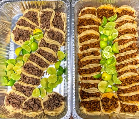 Taco Platter Parties, Taco Box Ideas, Taco Tray Parties Food, Taco Tray Ideas, Heart Tacos Tray, Mexican Food For A Crowd, Taco Party Food Ideas, Birthday Tacos, Taco Party Ideas