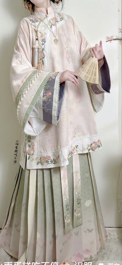 Chinese Ming Dynasty Clothing, Chinese Hanfu Drawing, Qing Dynasty Clothing Woman, Qing Dynasty Hanfu, Ming Dynasty Clothing For Women, Chinese Cultural Dress, Hanfu Reference, Chinese Fashion Traditional, China Traditional Clothes