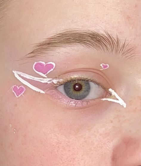 Heart Eyeliner Looks, Eyeliner Heart Under Eye, Cute Heart Eyeliner, Eyeliner Heart On Cheek, Heart Graphic Liner, Heart Eyeliner, Eyeliner Style, Eyeliner Graphic, Pink Eyeliner