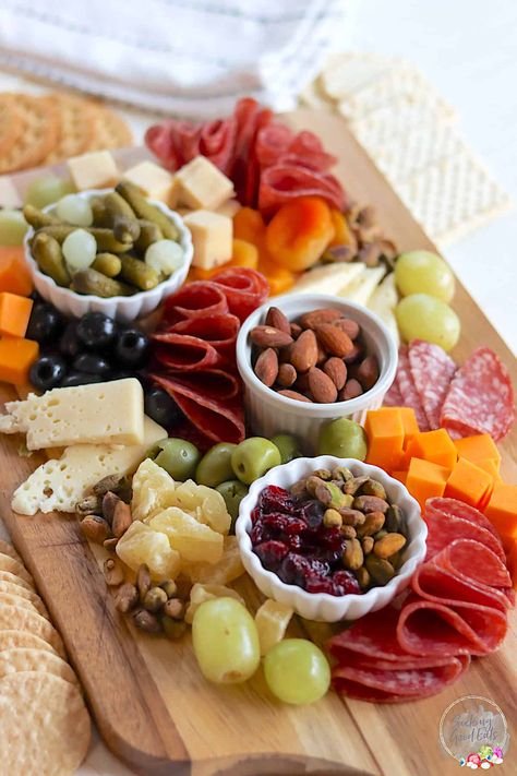 If you've never made a charcuterie board before, it's easy! With our simple steps you can create a simple and easy charcuterie board with common easy to find ingredients! (p.s. if you're still overwhelmed just copy ours) ;) Wow your guests with a gorgeous food board at your next party or holiday gathering! Small Charcuterie Board Ideas Simple, Charcuterie Board Simple, Simple Platter, Simple Cheese Board, Charcuterie Board Food, Simple Charcuterie Board, Easy Charcuterie Board, Small Charcuterie Board, Simple Charcuterie