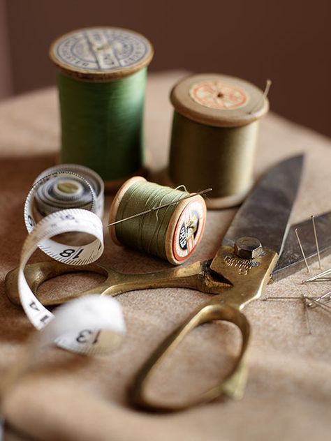 Sewing Aesthetic, Sewing Photography, Spools Of Thread, Vintage Sewing Notions, Sewing Bee, Trendy Sewing, Vintage Sewing Machines, Couture Vintage, Sewing Items