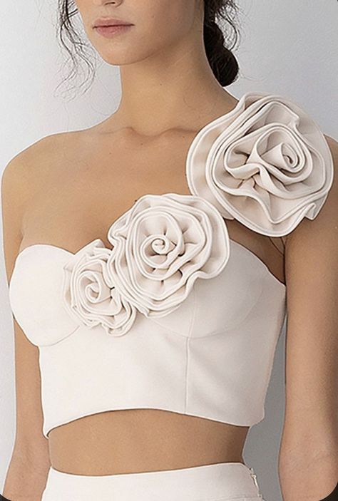 Crop Bustier Top, Crop Top Elegantes, Flores Rose, Fashion Outfits Aesthetic, Skirt Outfits Summer, Flower Tops, Rose Dress, Bustier Top, Summer Skirts