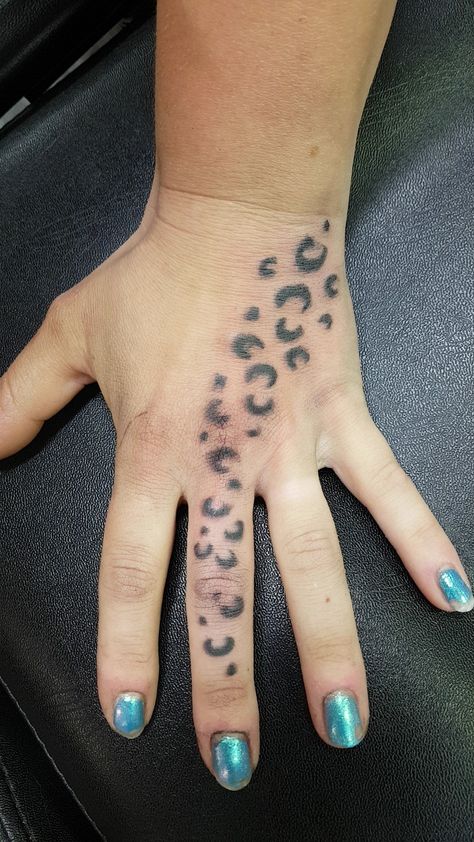 #tatuering #tattoo #ink #inked #leopardfläckar #leppard #handtatuering #handtattoo #fingertattoo #hellroadtattoo Leapord Print Tattoos, Leopard Print Hand Tattoo, Cheetah Print Hand Tattoo, Leopard Hand Tattoo, Jaguar Print Tattoo, Mcbling Tattoo, Cheetah Print Tattoo, Leopard Print Tattoo, Animal Print Tattoo