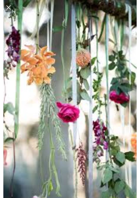 Hanging wildflowers Flowers Hanging, Deco Champetre, Tree Garden, Boda Mexicana, Boho Chic Wedding, Floral Arrangements Wedding, Hanging Flowers, Romantic Flowers, Deco Floral