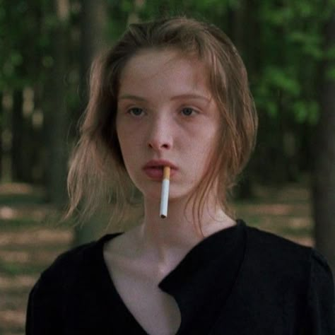 Julie Delpy, Vintage Instagram, Emotional Photography, French Actress, Foto Ideas Instagram, Attractive People, French Girl, Kurt Cobain, Pretty Woman