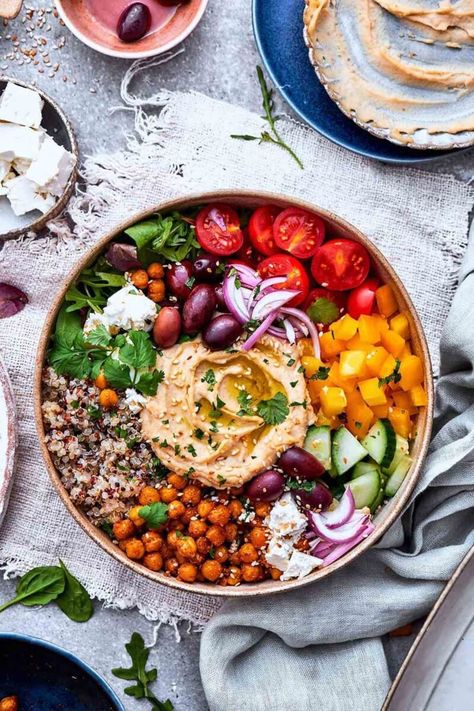 mediterranean buddha bowl. Greek Budda Bowls, Hummus Bowl Vegan, Brisket Bowl, Buda Bowl, Dinner Healthy Recipes, Macro Bowl, Bliss Bowls, Mediterranean Bowls, Colorful Veggies