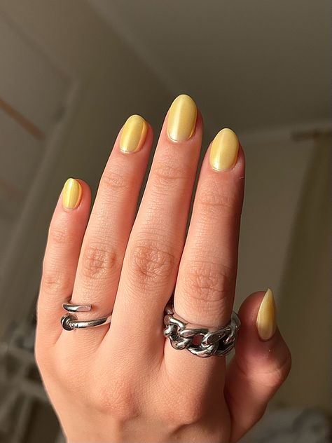 Blue And Yellow Chrome Nails, Yellow Glazed Donut Nails, Short Yellow Chrome Nails, Yellow Biab Nails, Yellow Chrome Nails Designs, Yellow Chrome Nails, Chrome Nails Summer, Chrome Nail Colors, Yellow Chrome