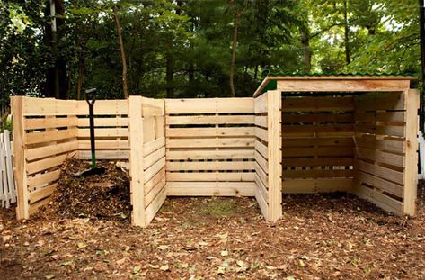 12 Impressive Pallet Fence Ideas Anyone Can Build - Off Grid World compost bin area Pallet Privacy Fences, Pallet Compost, Compost Bin Pallet, Making A Compost Bin, Compost Bin Diy, Diy Compost, Compost Bins, Diy Garden Fence, Pallet Fence